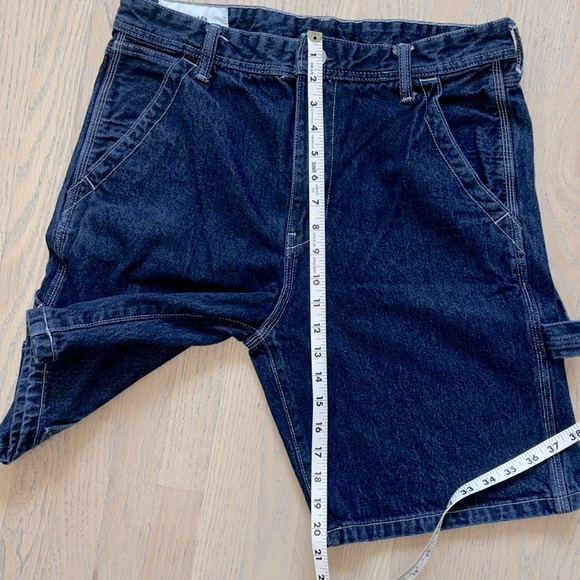 H&M denim relaxed fit carpenter cargo shorts. Size 32 - Picture 10 of 10